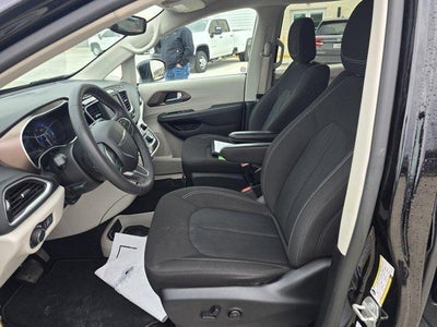 2024 Chrysler Voyager LX