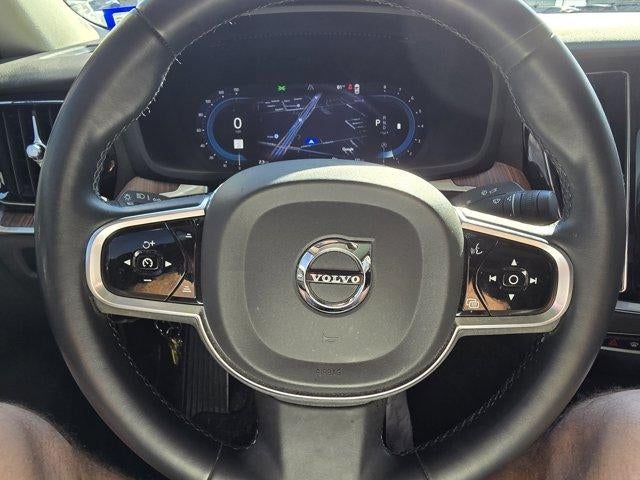 2024 Volvo S60 Plus Dark Theme