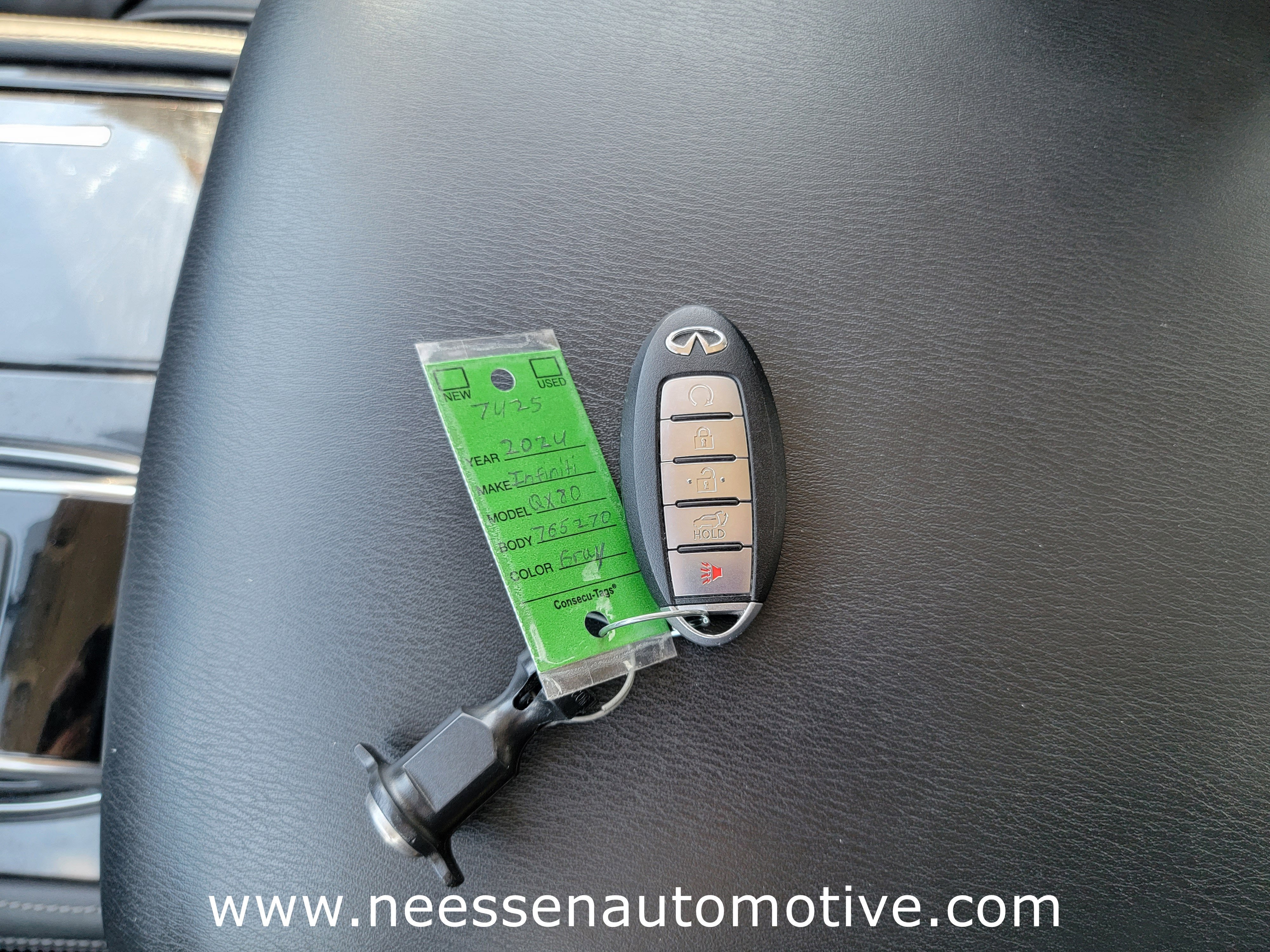 2024 INFINITI QX80 LUXE