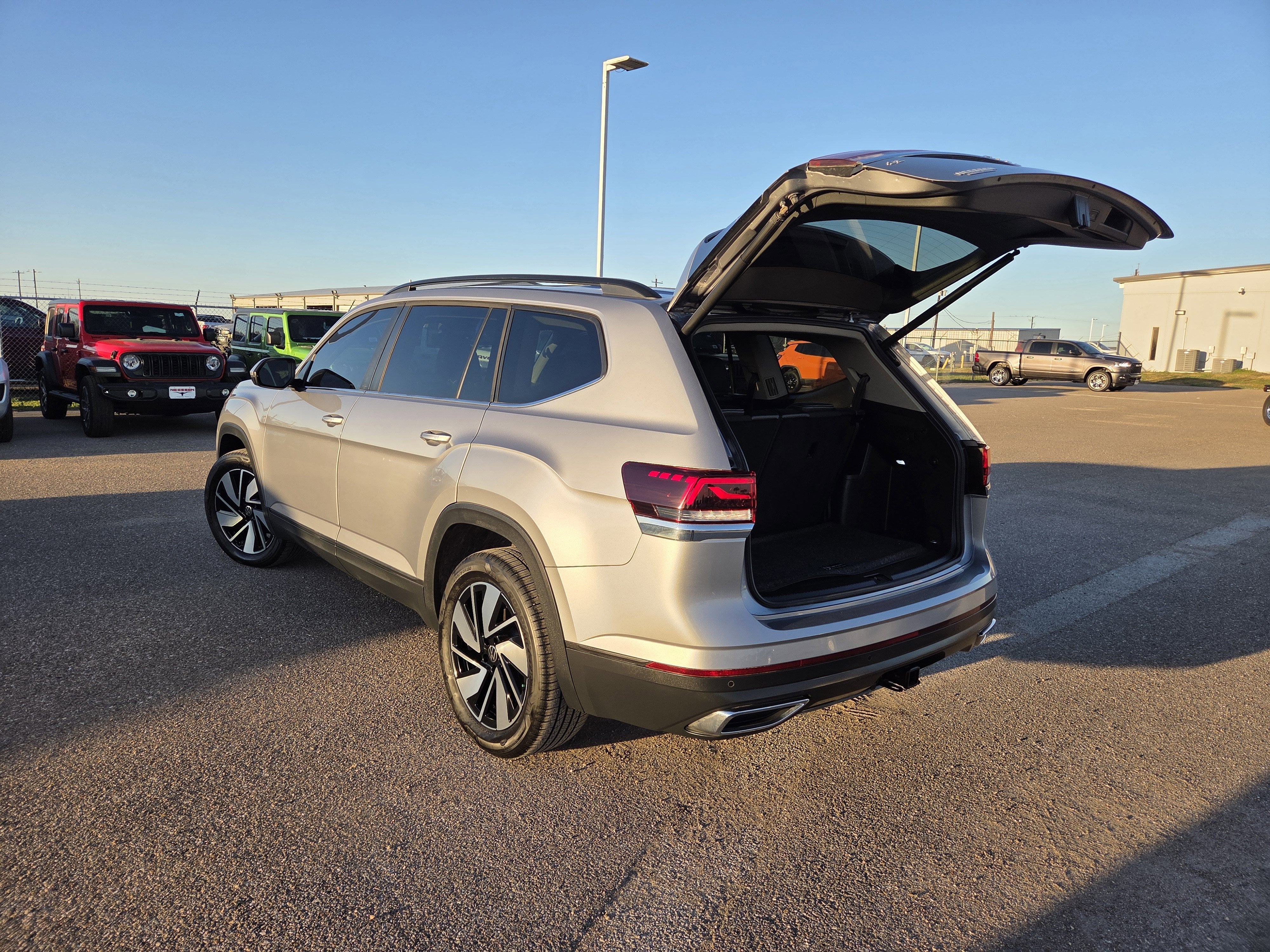 2025 Volkswagen Atlas 2.0T SE w/Technology
