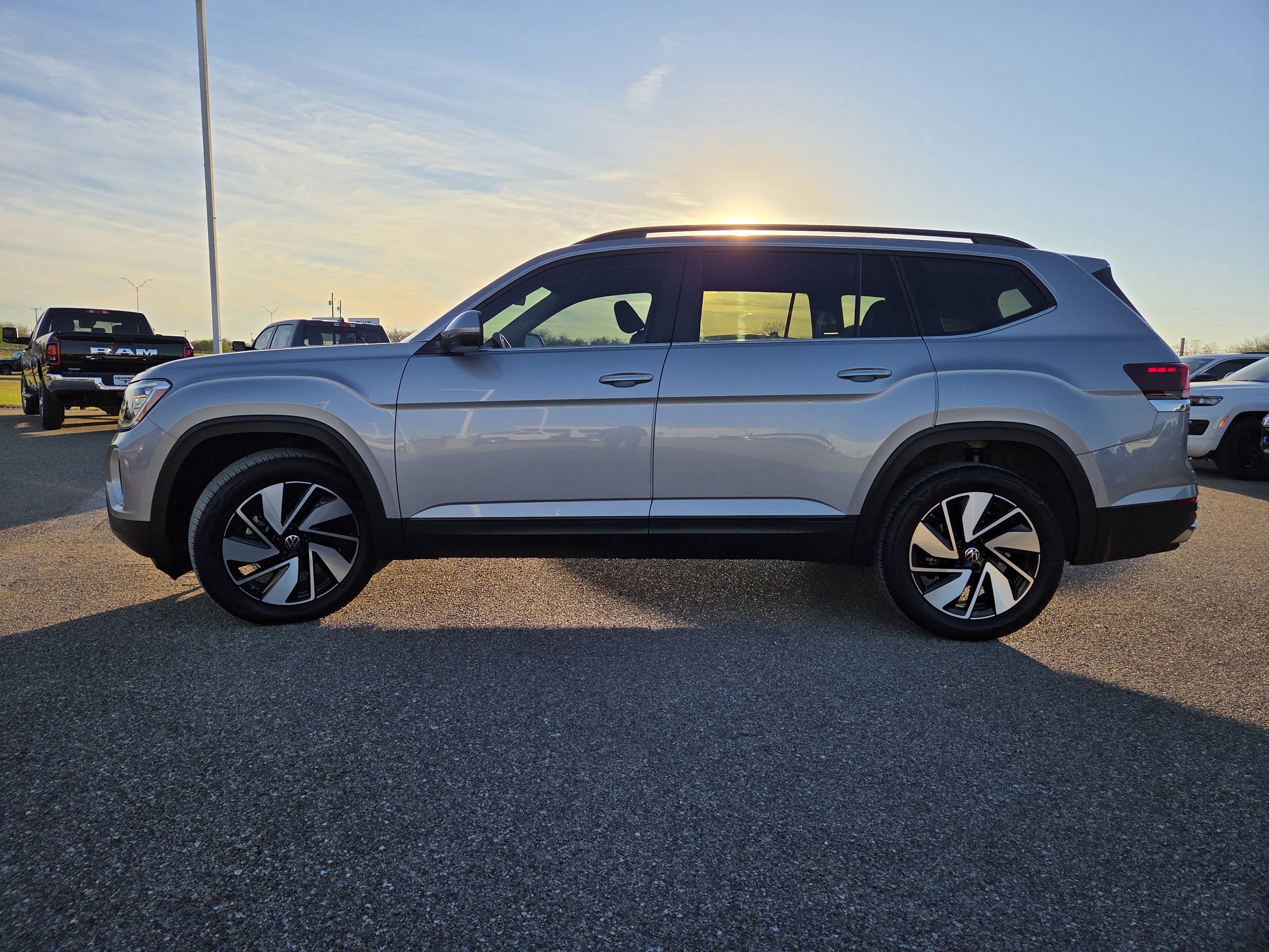 2025 Volkswagen Atlas 2.0T SE w/Technology