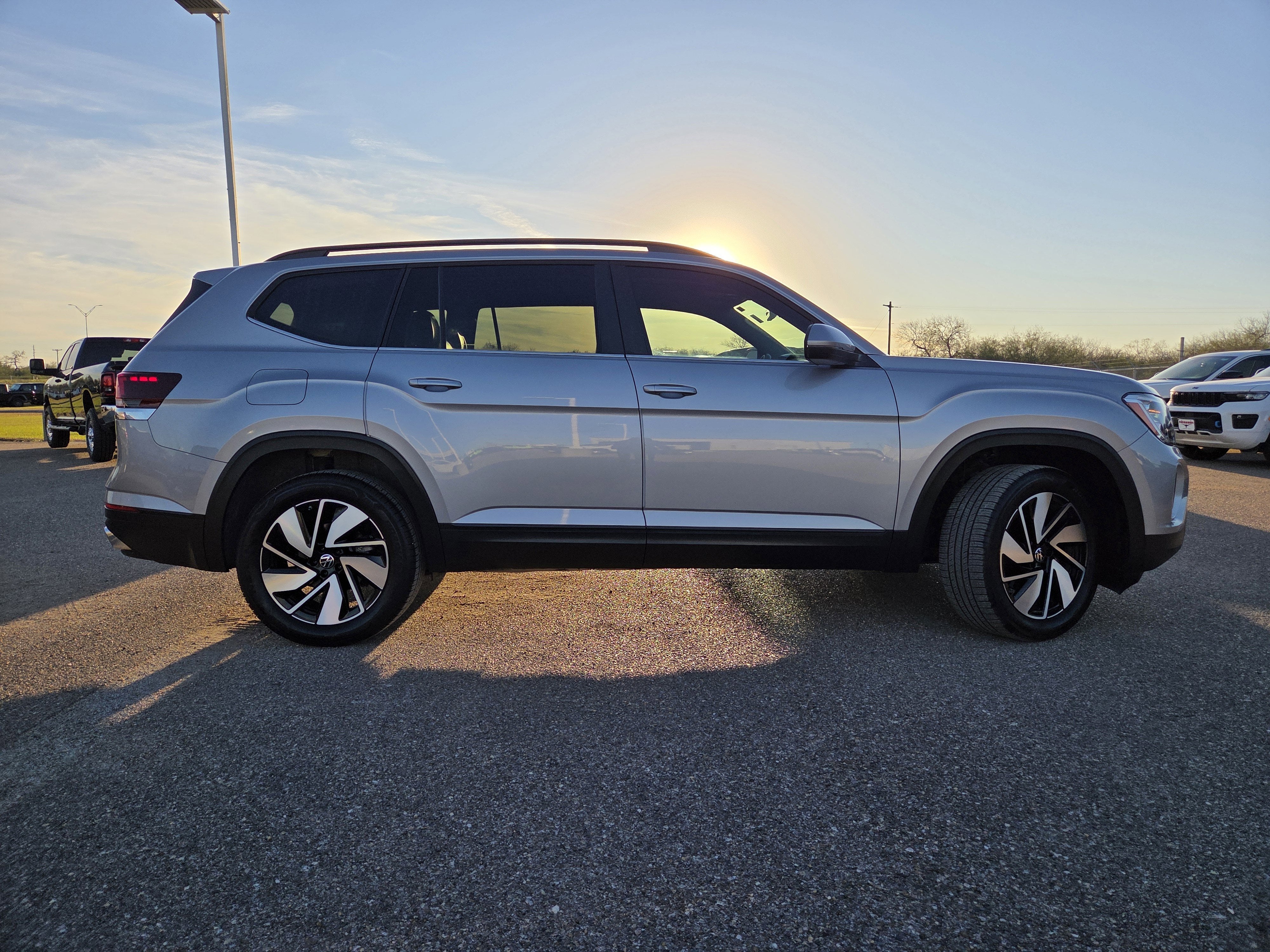 2025 Volkswagen Atlas 2.0T SE w/Technology