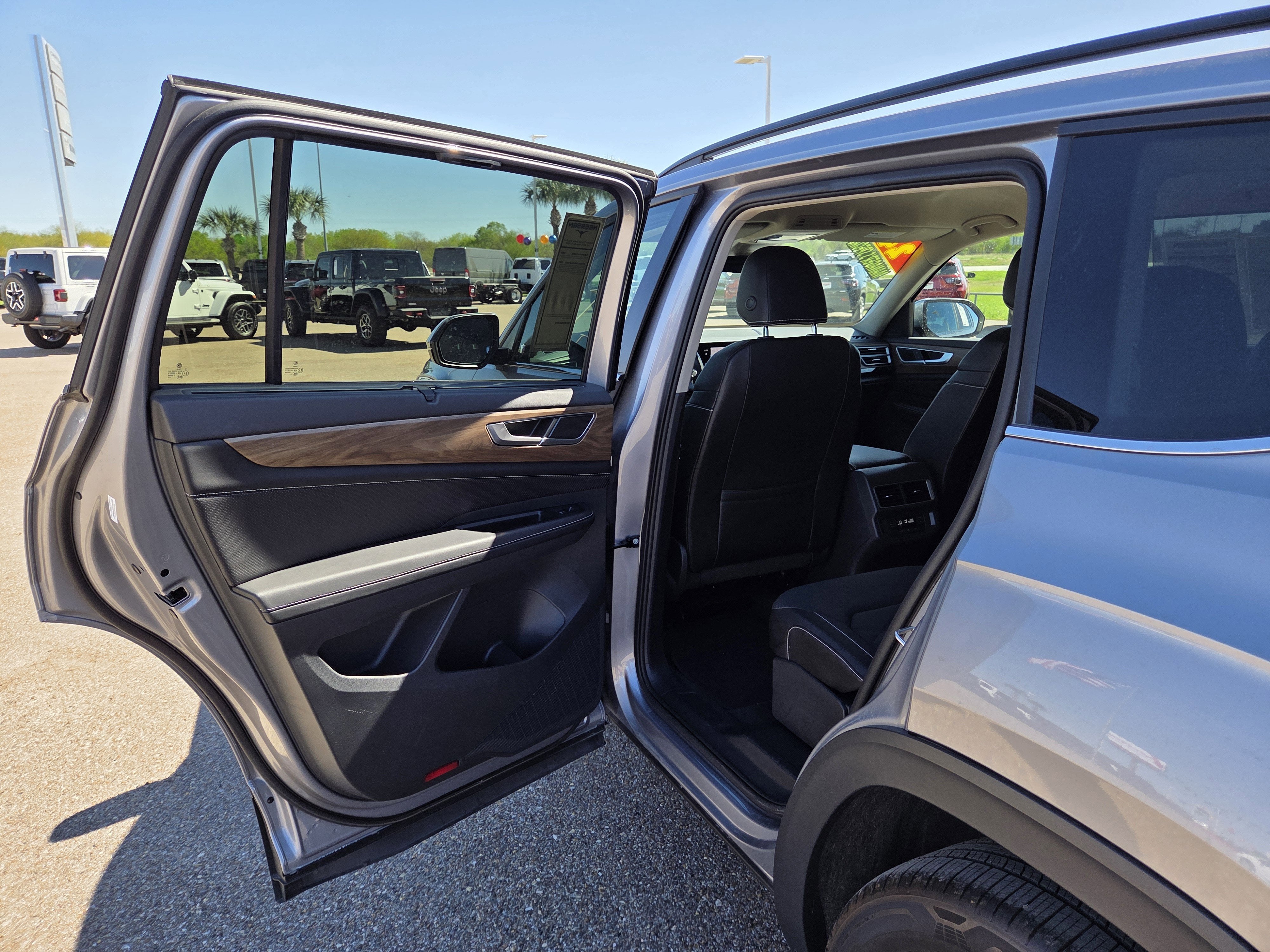 2024 Volkswagen Atlas 2.0T SE w/Technology