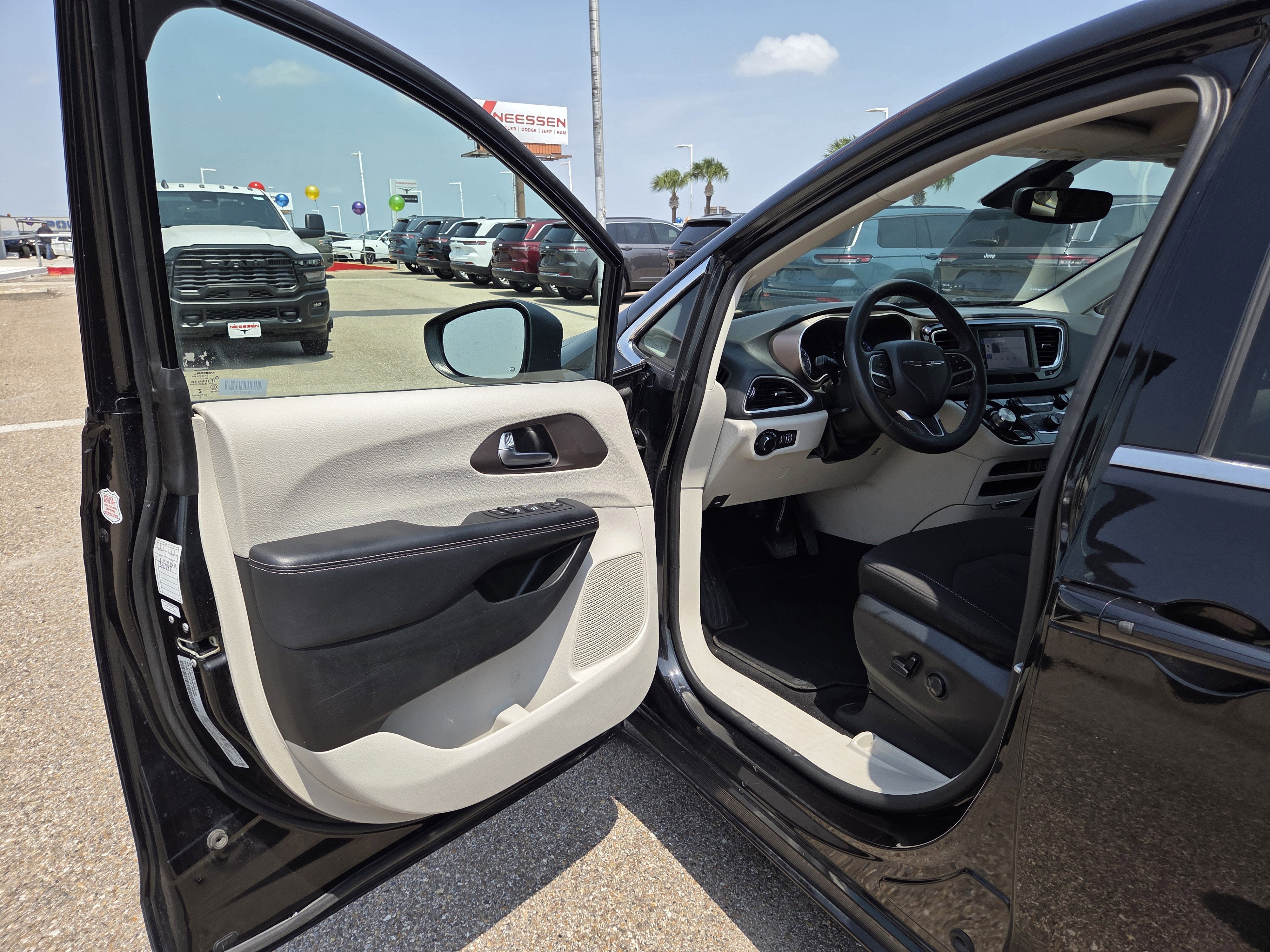 2023 Chrysler Voyager LX