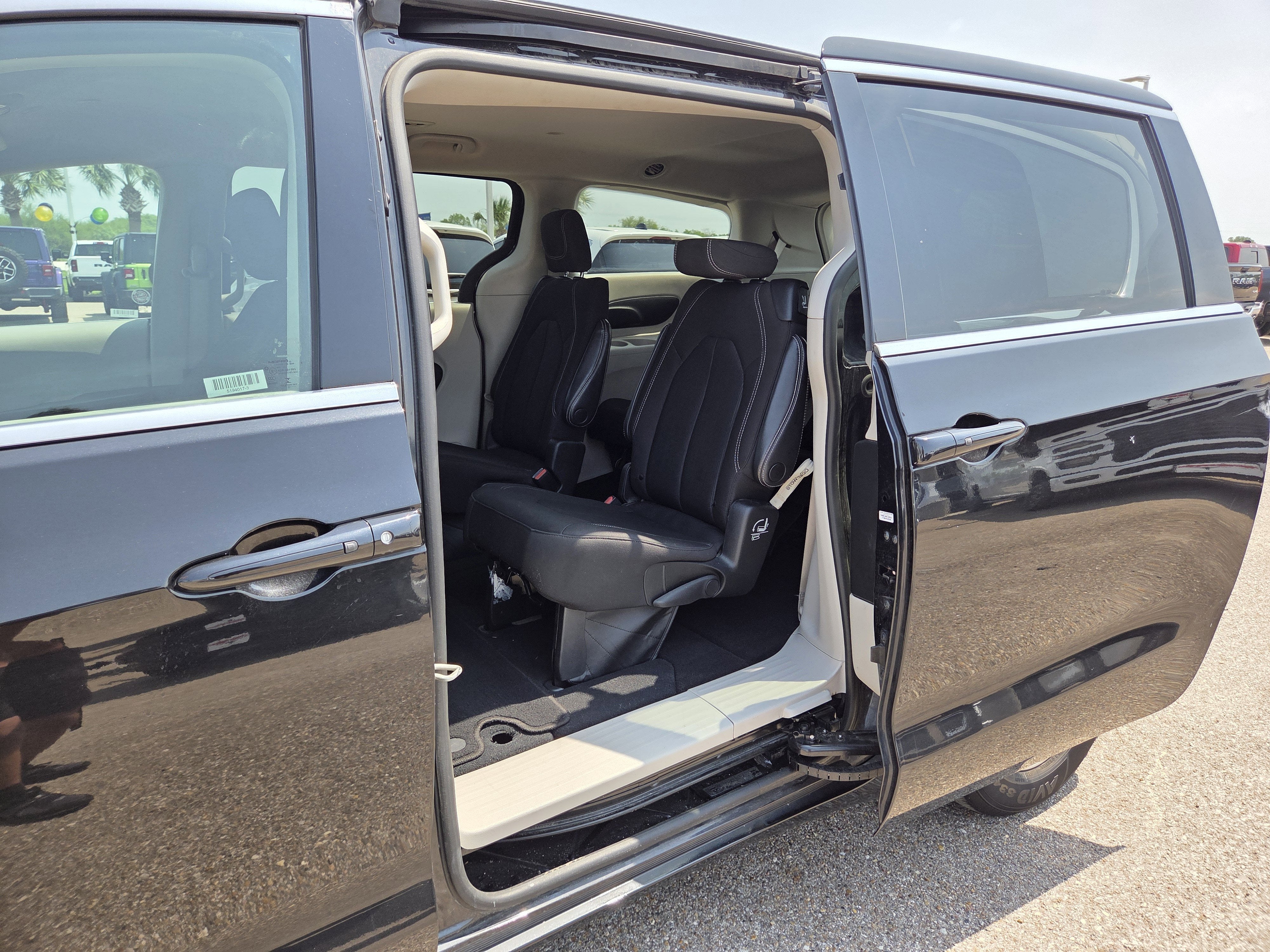 2023 Chrysler Voyager LX