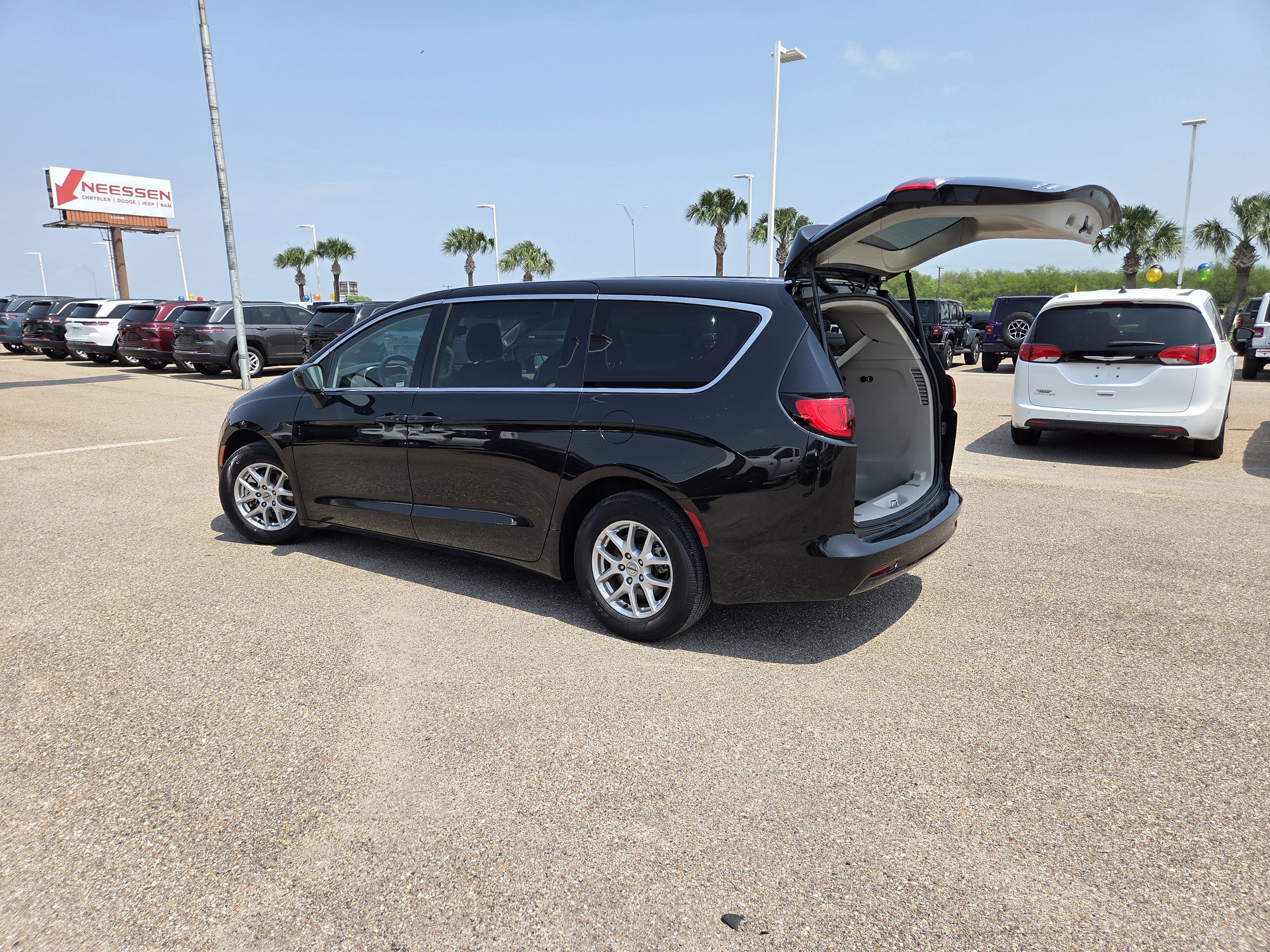 2023 Chrysler Voyager LX