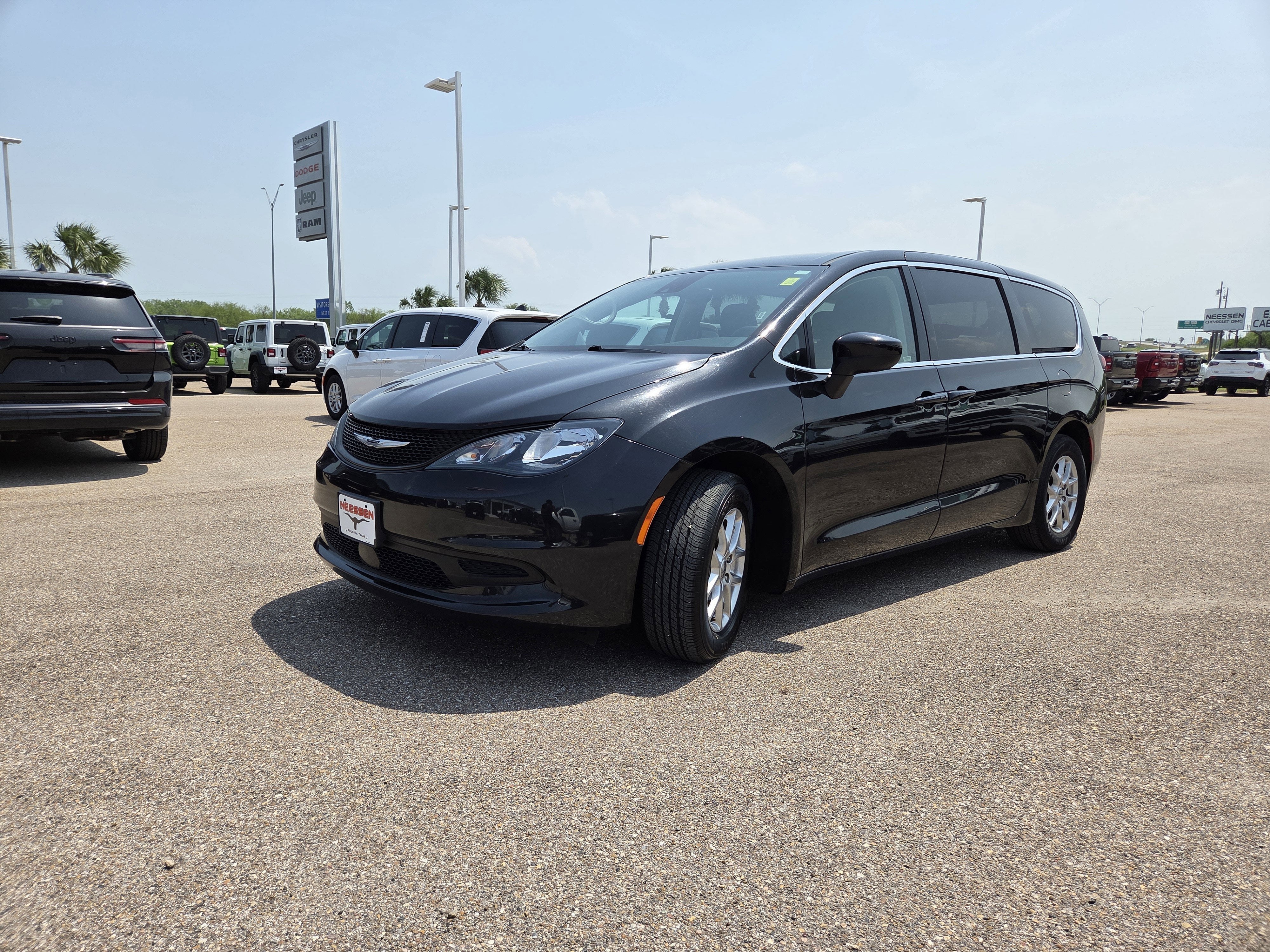 2023 Chrysler Voyager LX