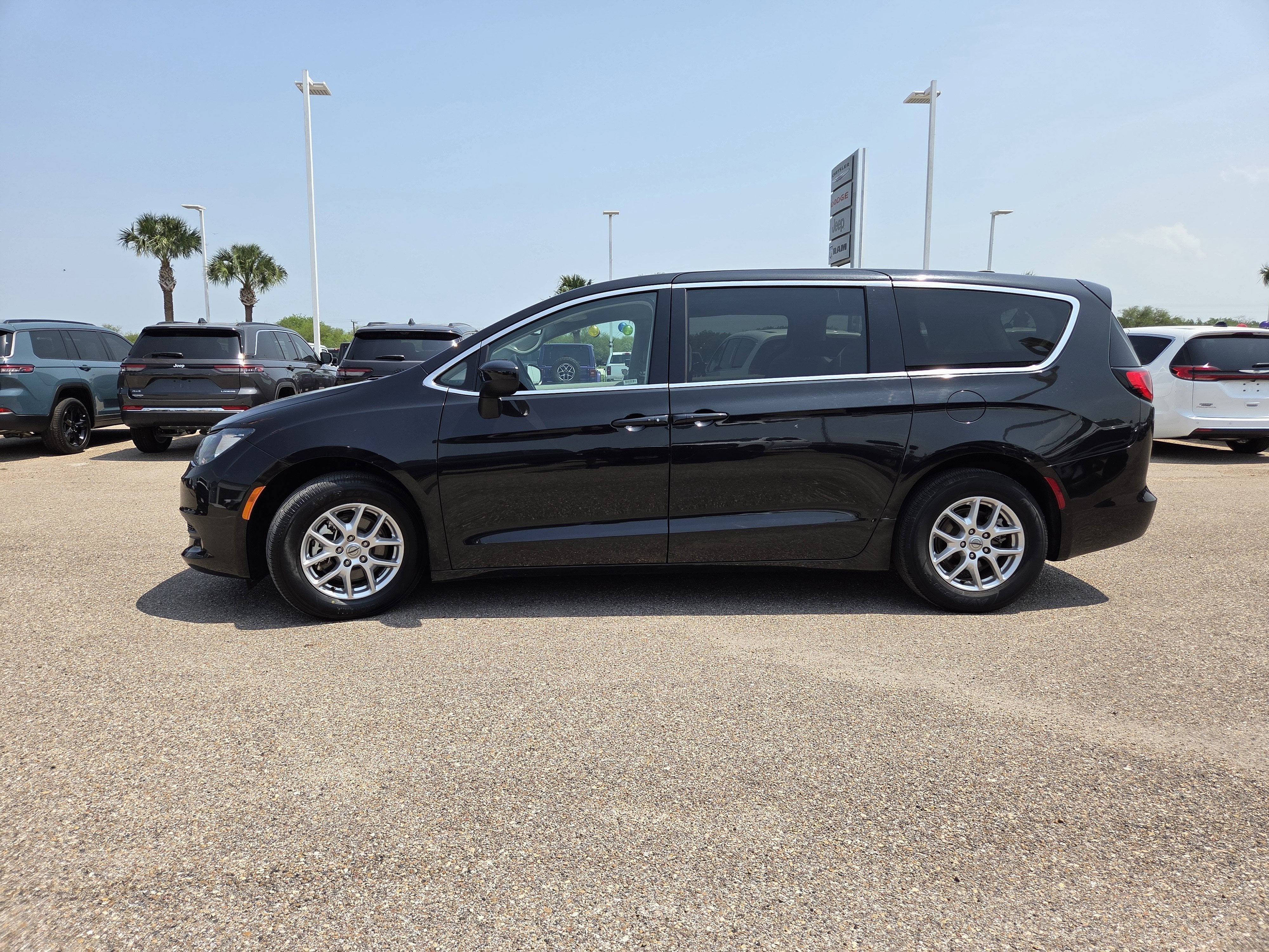 2023 Chrysler Voyager LX