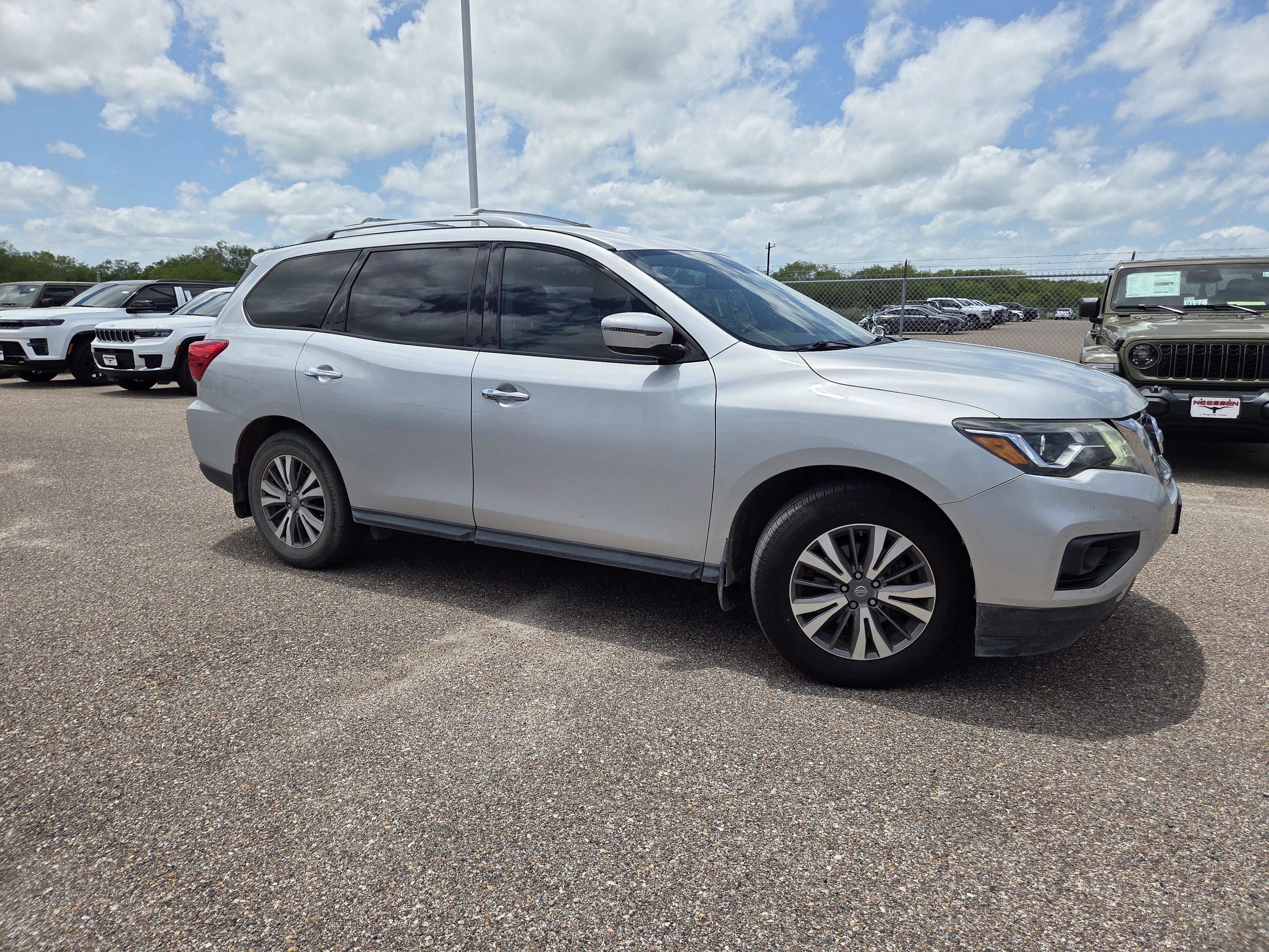 2019 Nissan Pathfinder SV