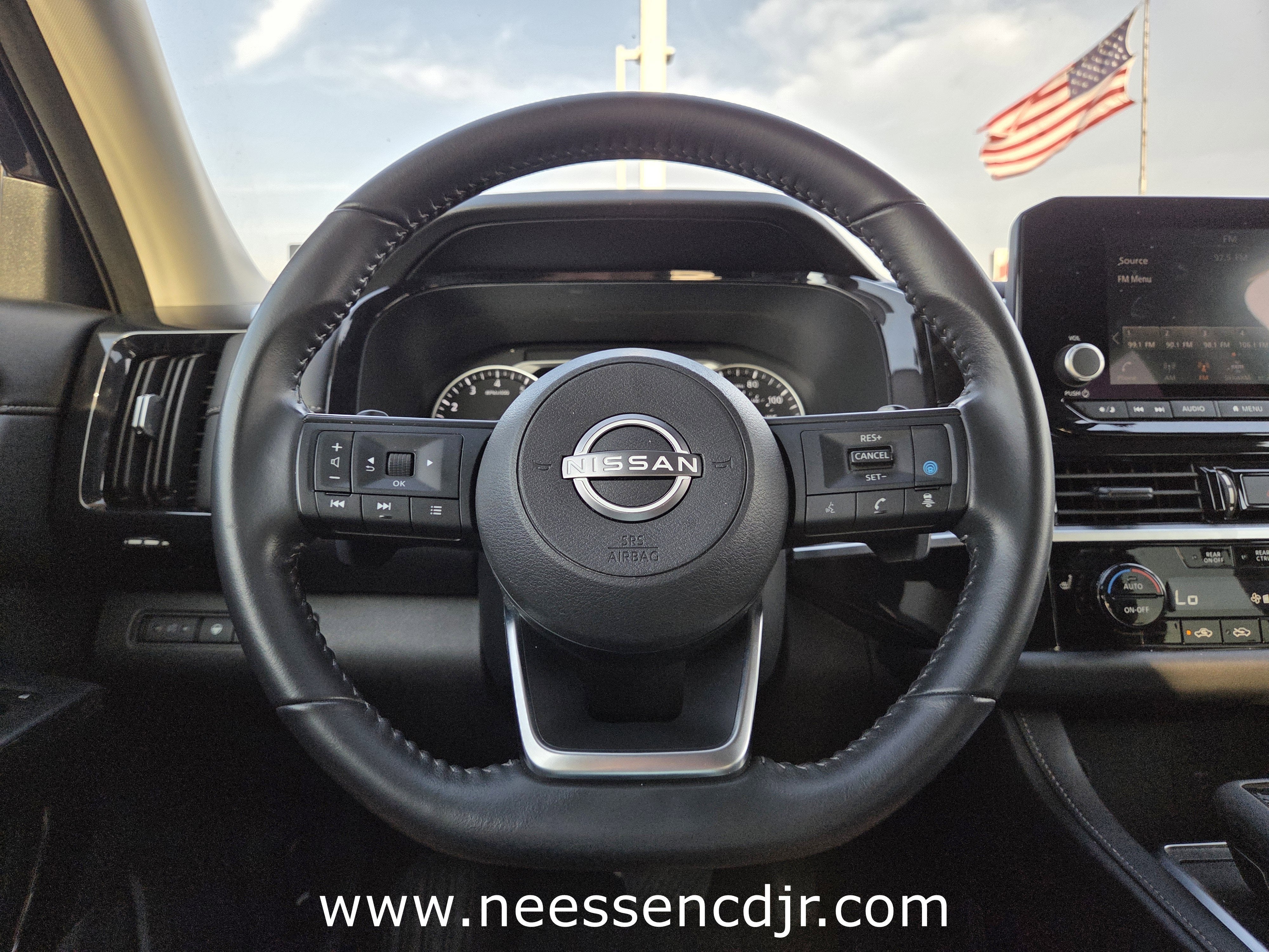 2025 Nissan Pathfinder SV