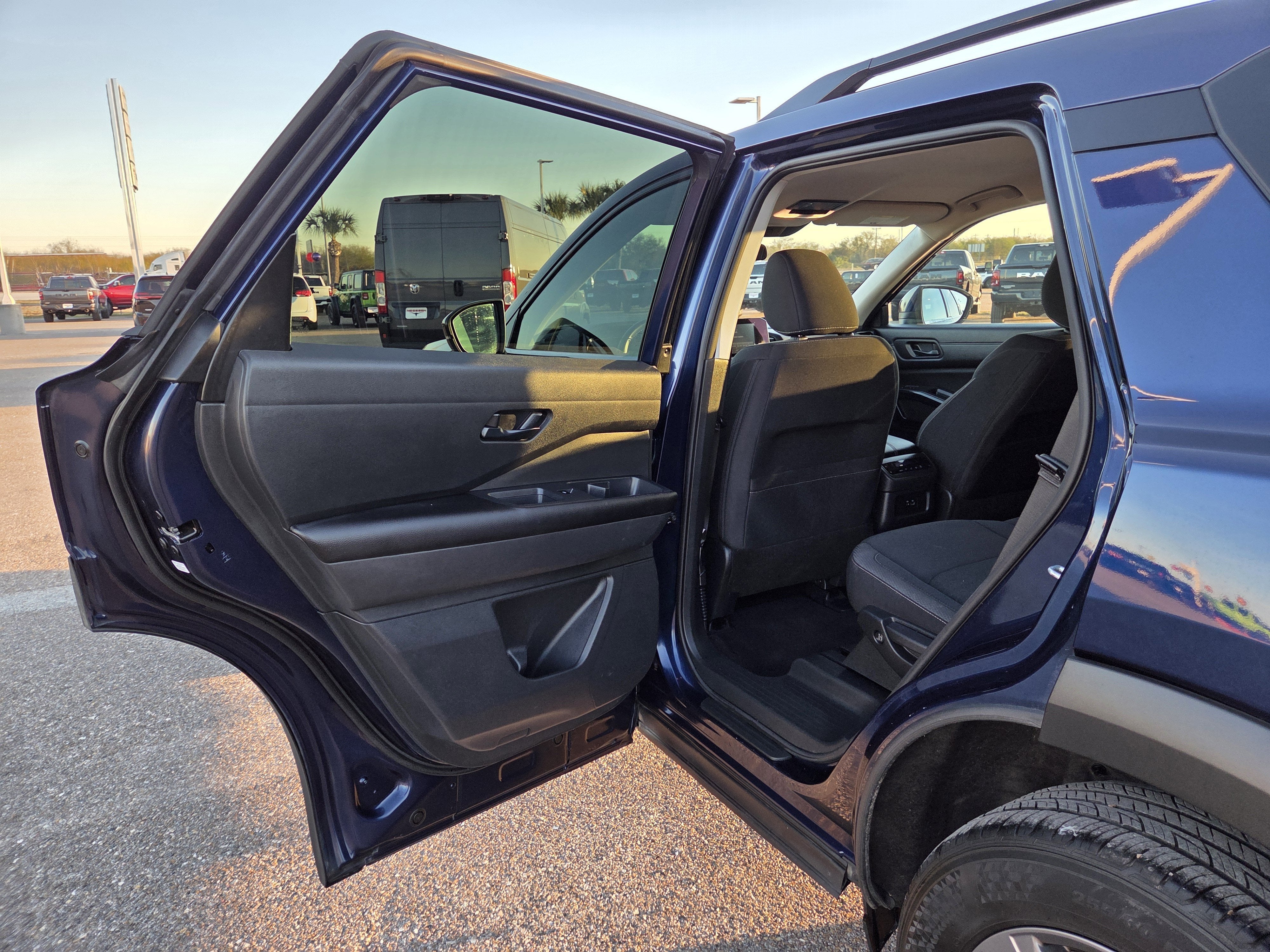 2025 Nissan Pathfinder SV