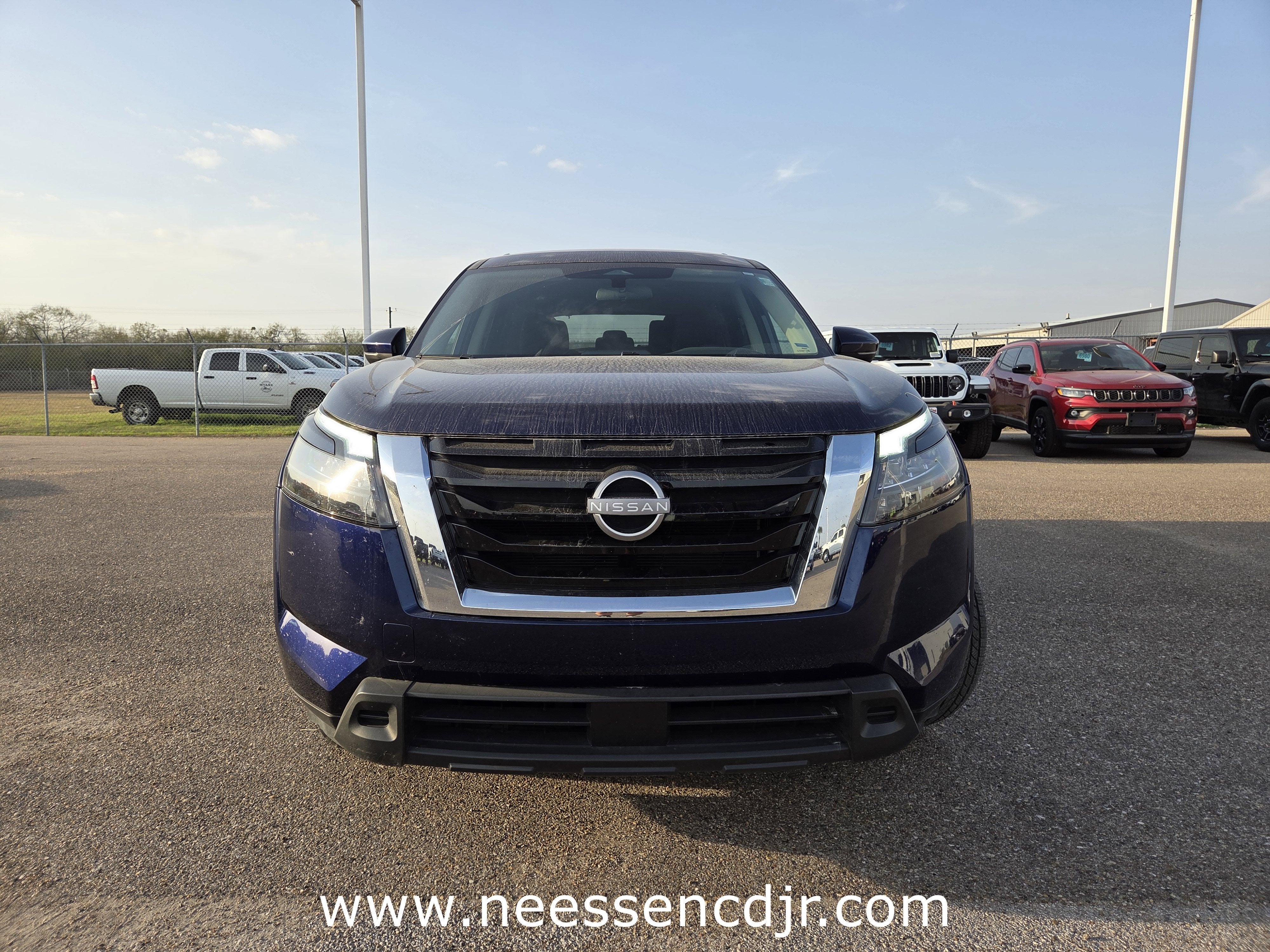 2025 Nissan Pathfinder SV