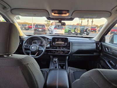 2025 Nissan Pathfinder SV