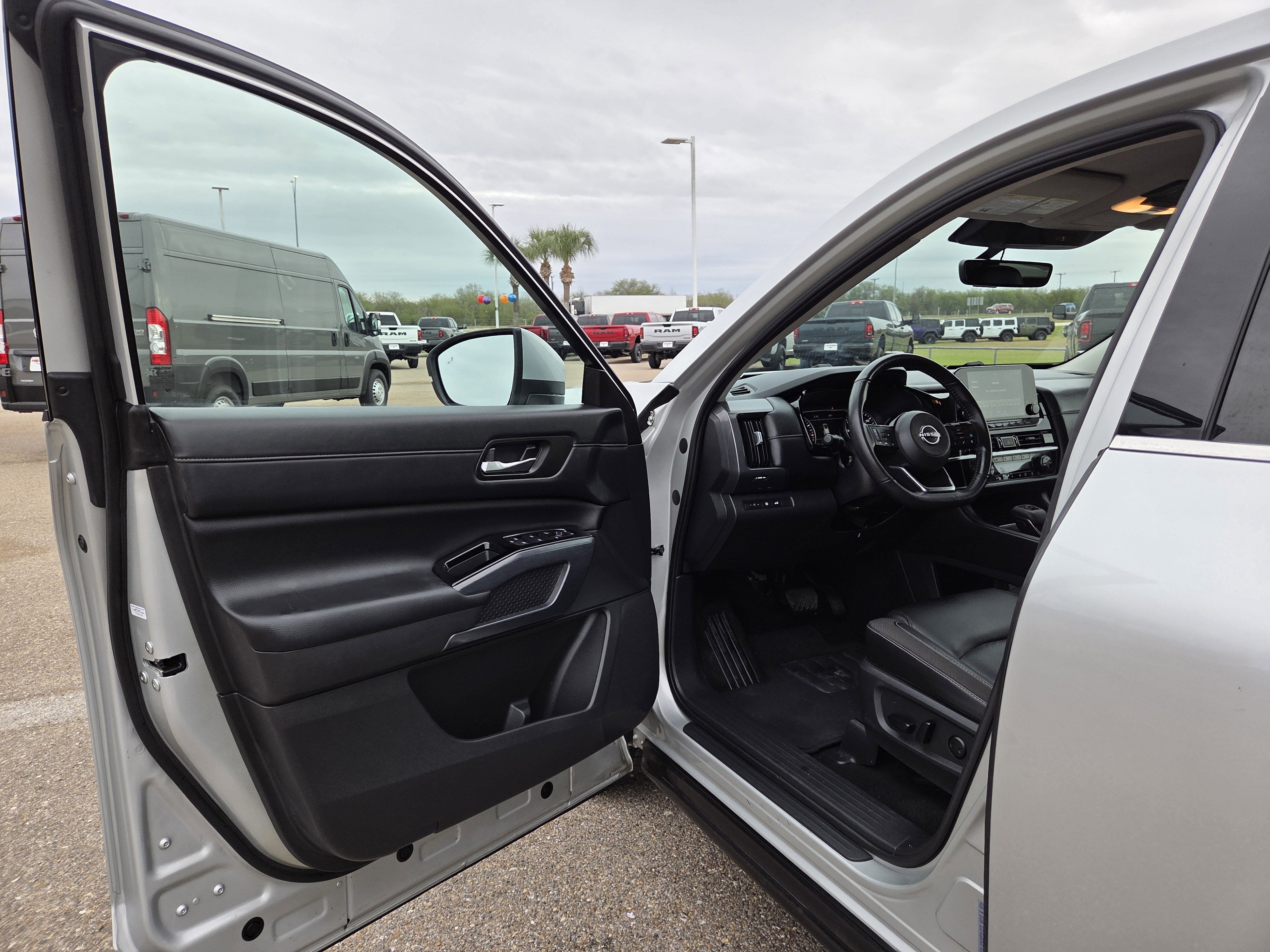 2025 Nissan Pathfinder SL