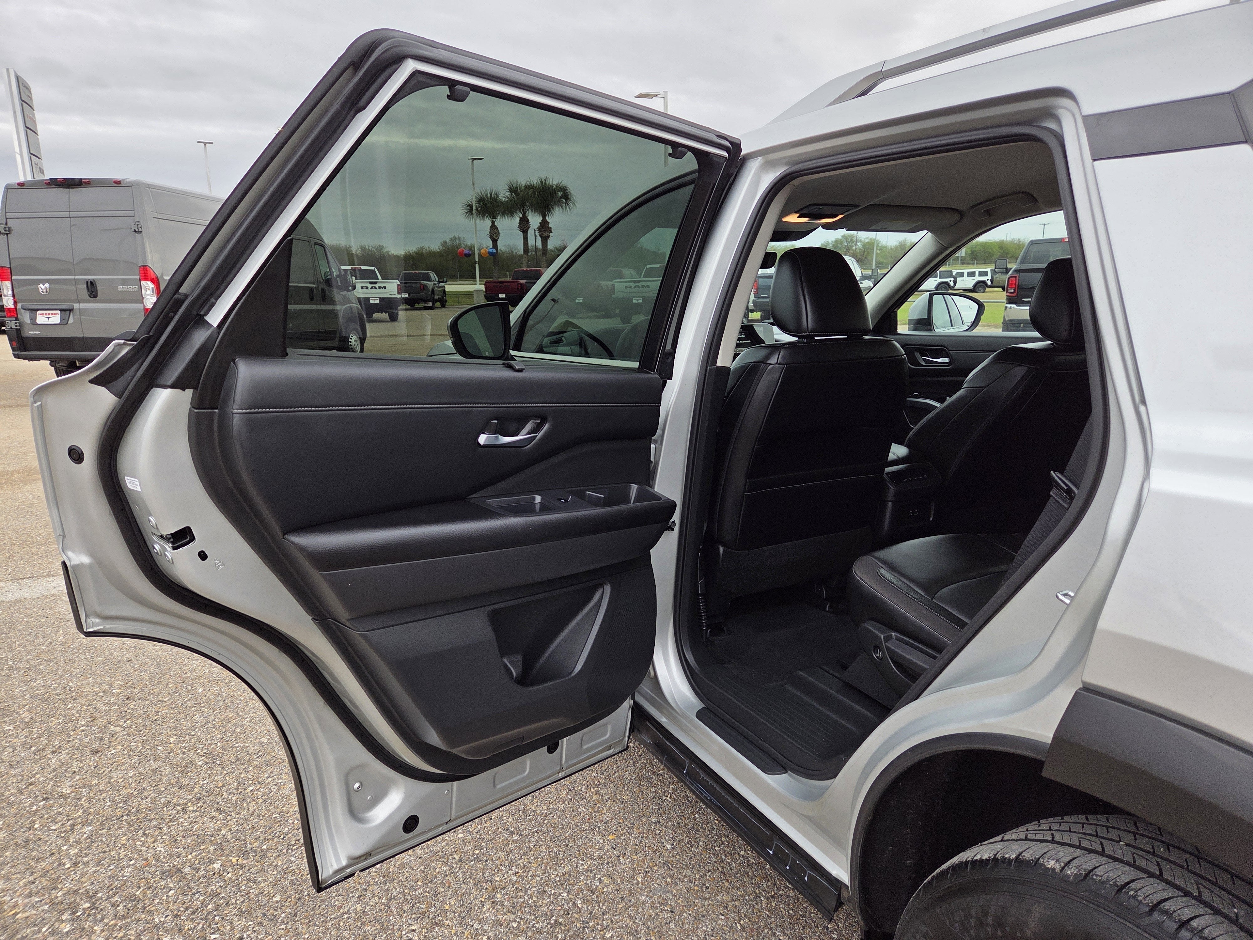 2025 Nissan Pathfinder SL