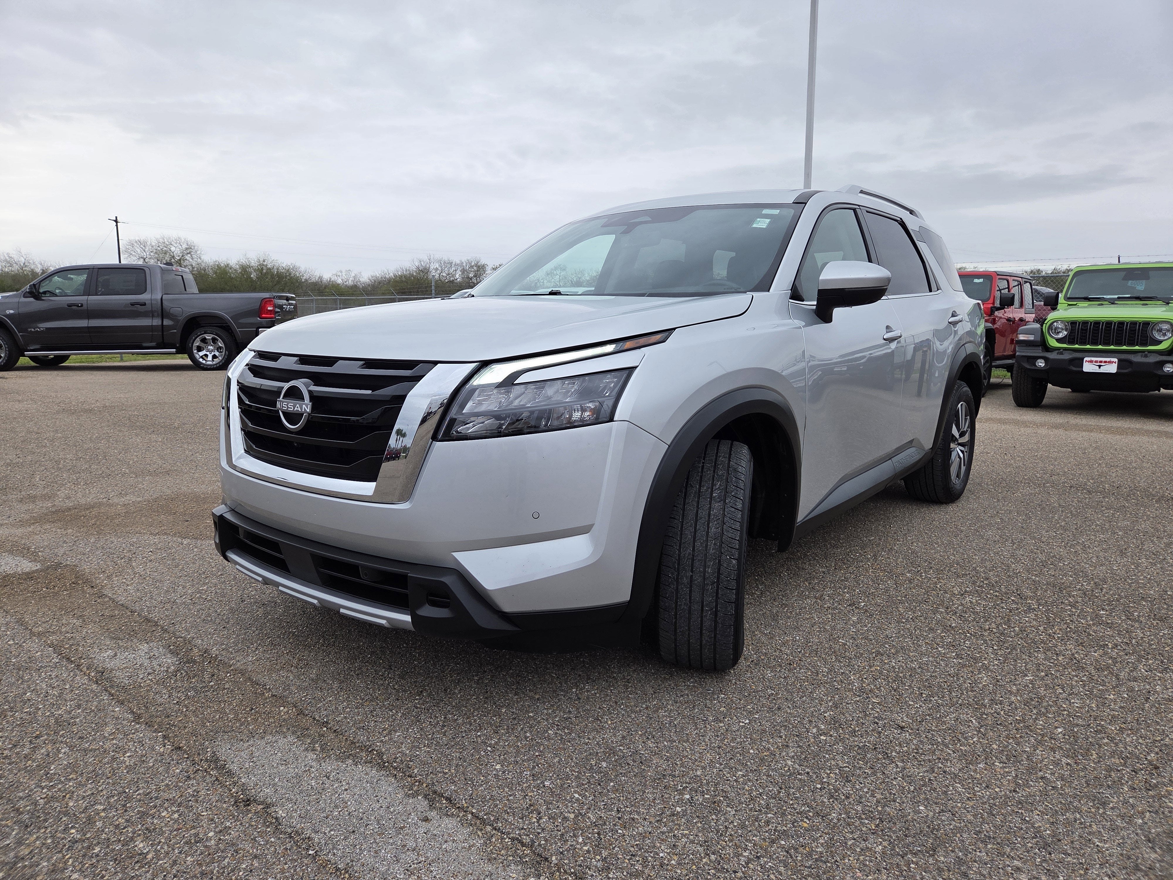 2025 Nissan Pathfinder SL