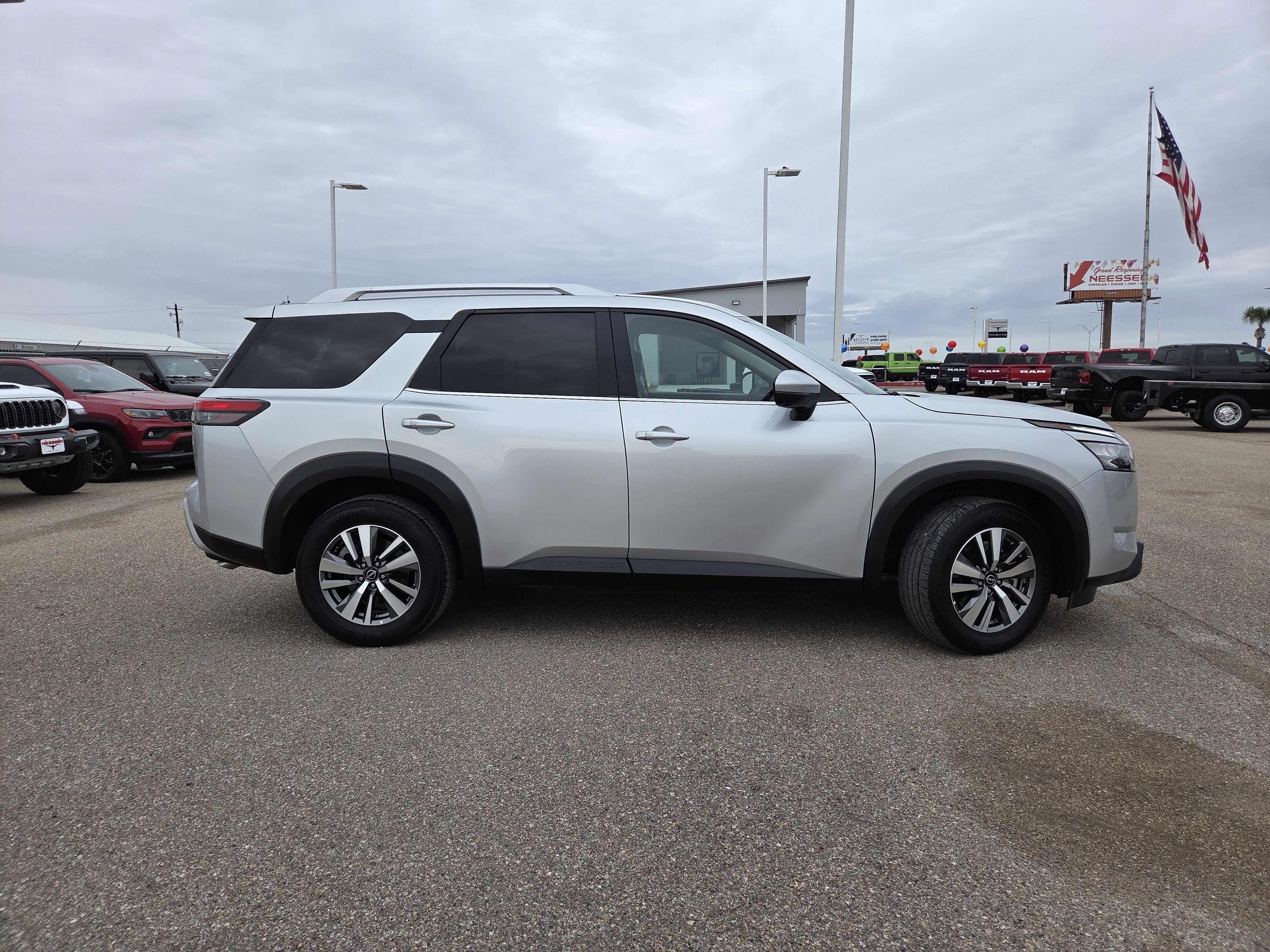 2025 Nissan Pathfinder SL