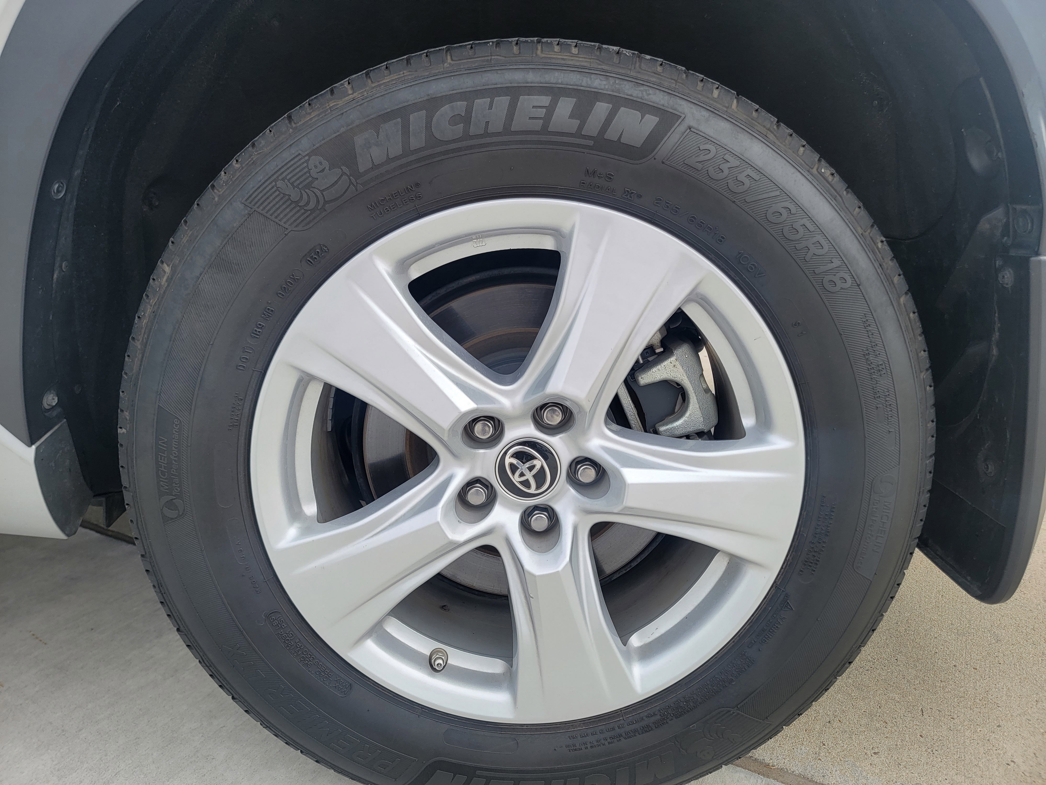 2024 Toyota Highlander LE