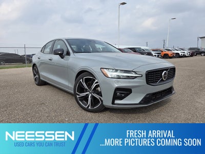 2024 Volvo S60 Plus Dark Theme