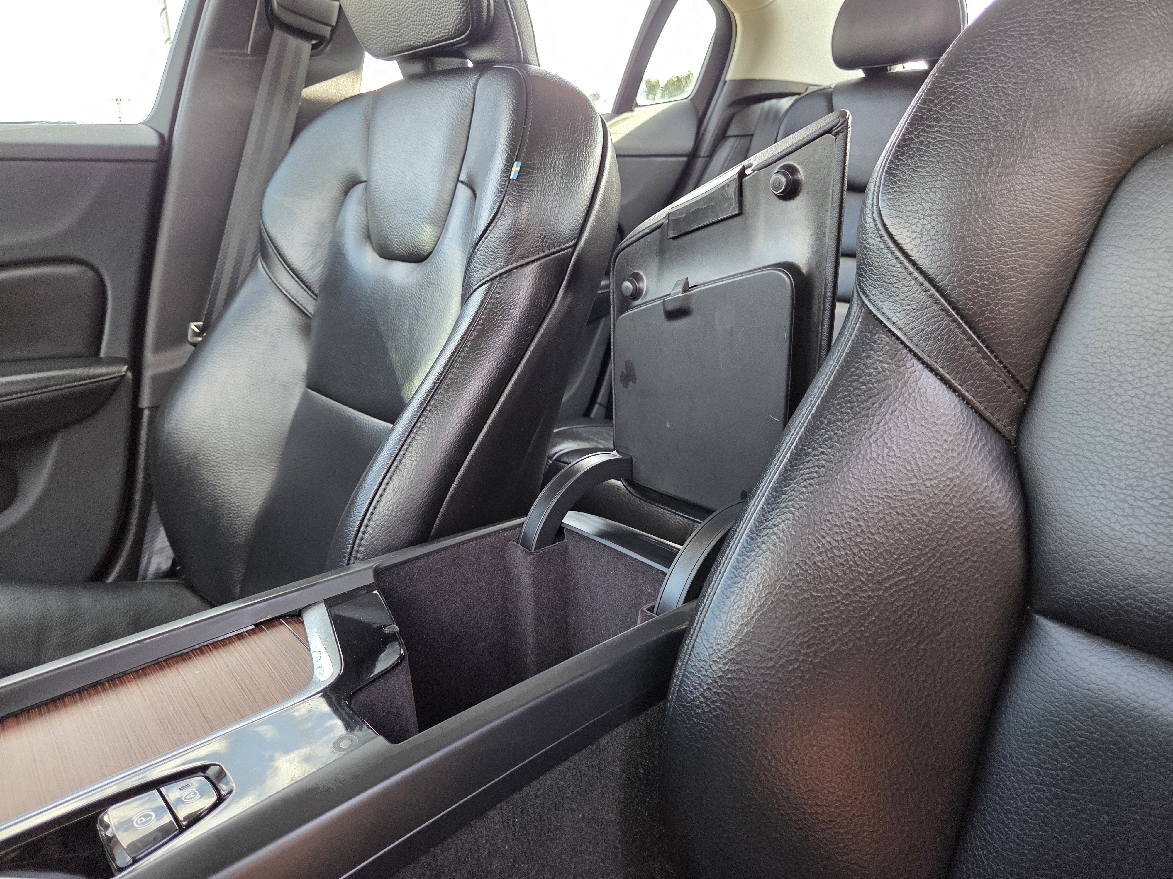 2024 Volvo S60 Plus Dark Theme