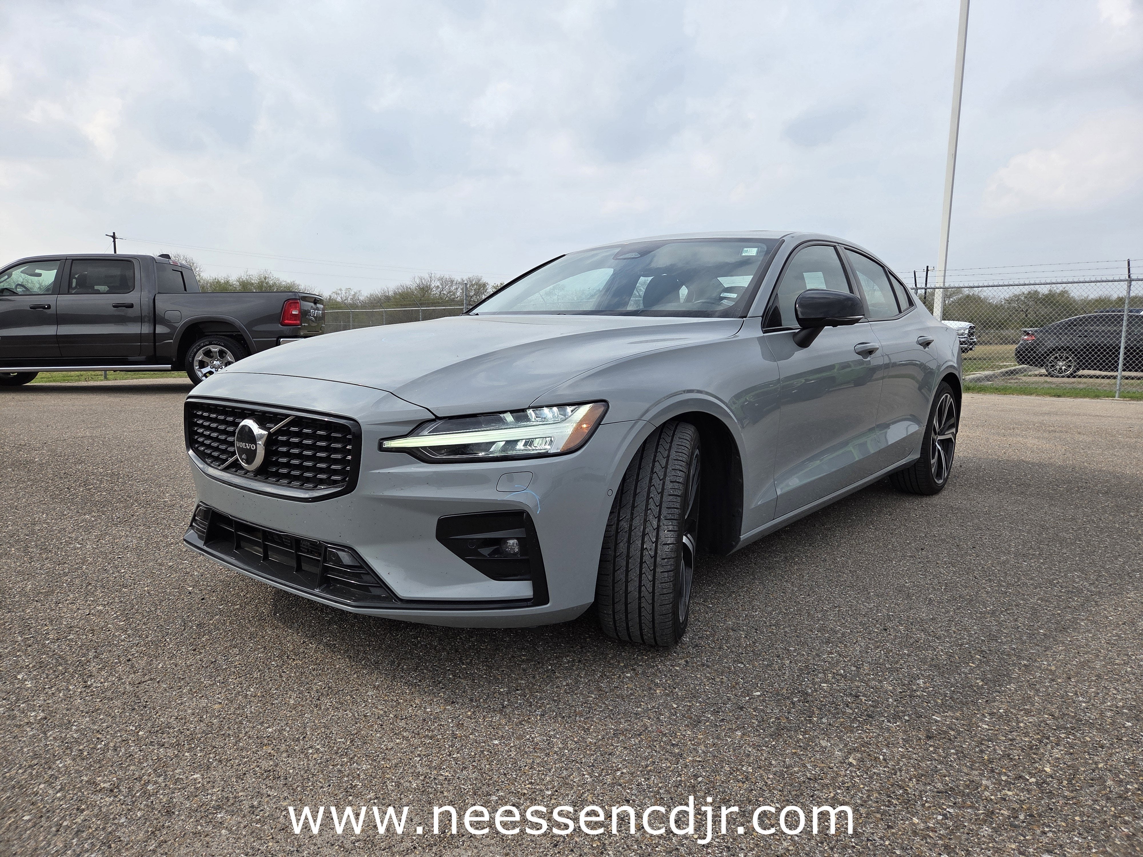 2024 Volvo S60 Plus Dark Theme