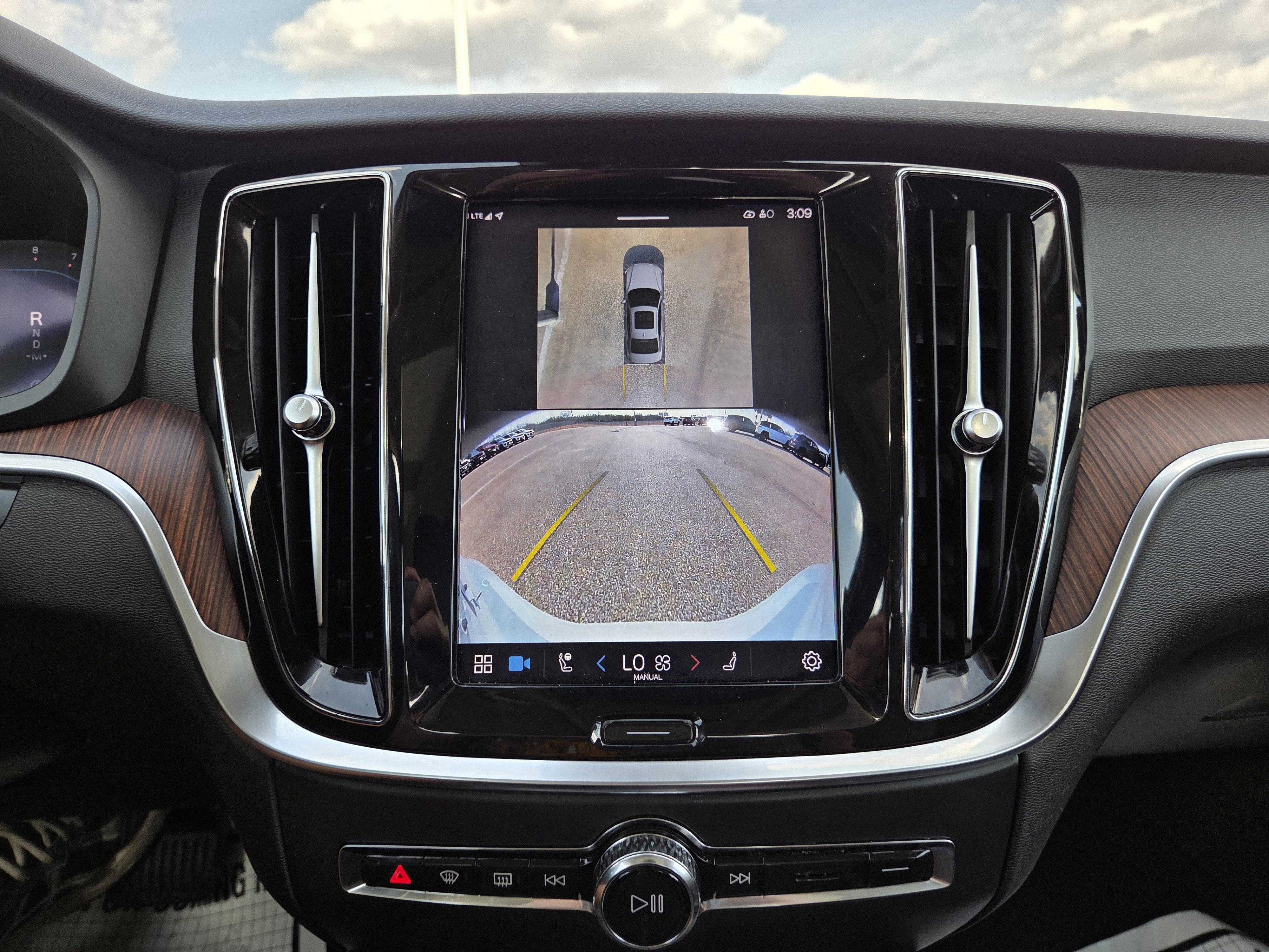 2024 Volvo S60 Plus Dark Theme