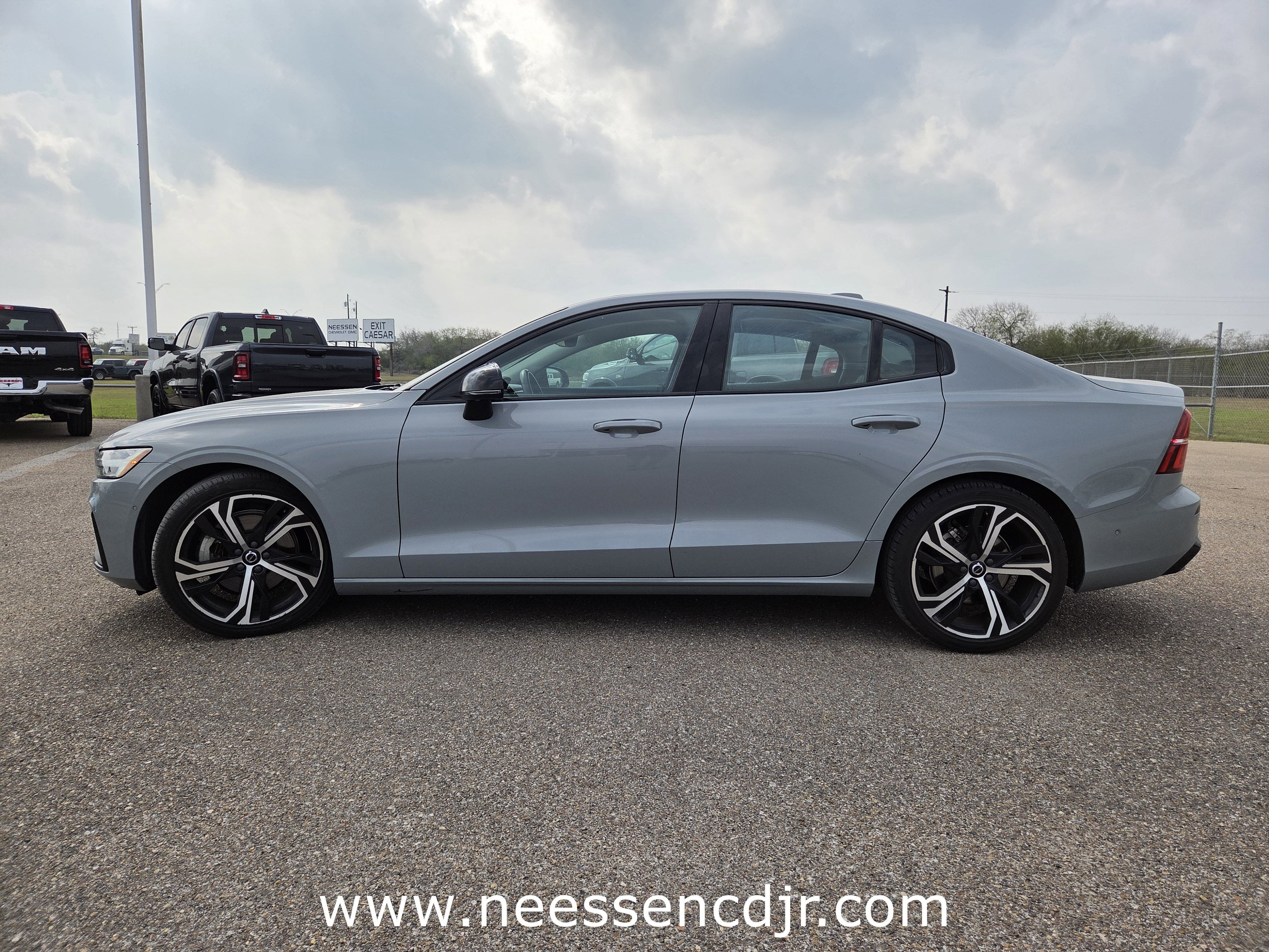 2024 Volvo S60 Plus Dark Theme