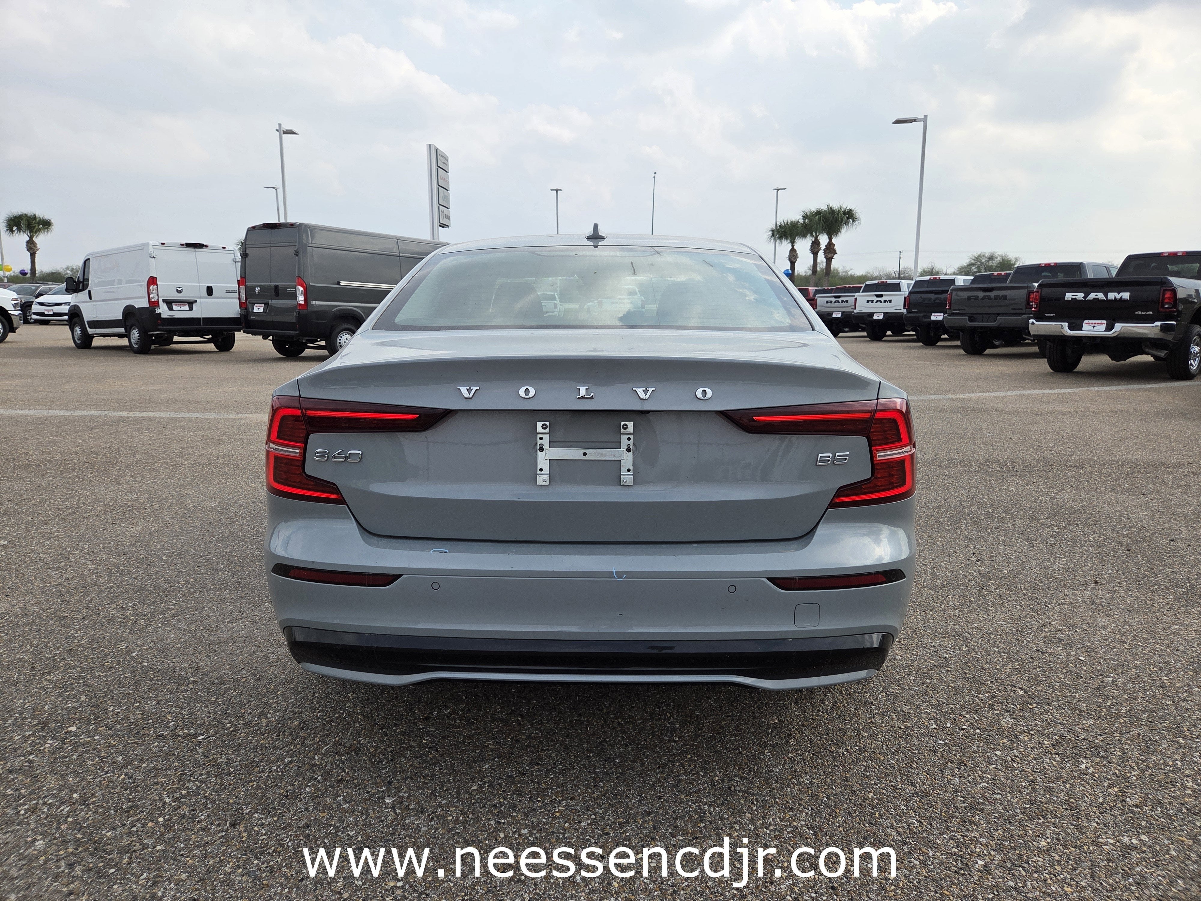 2024 Volvo S60 Plus Dark Theme