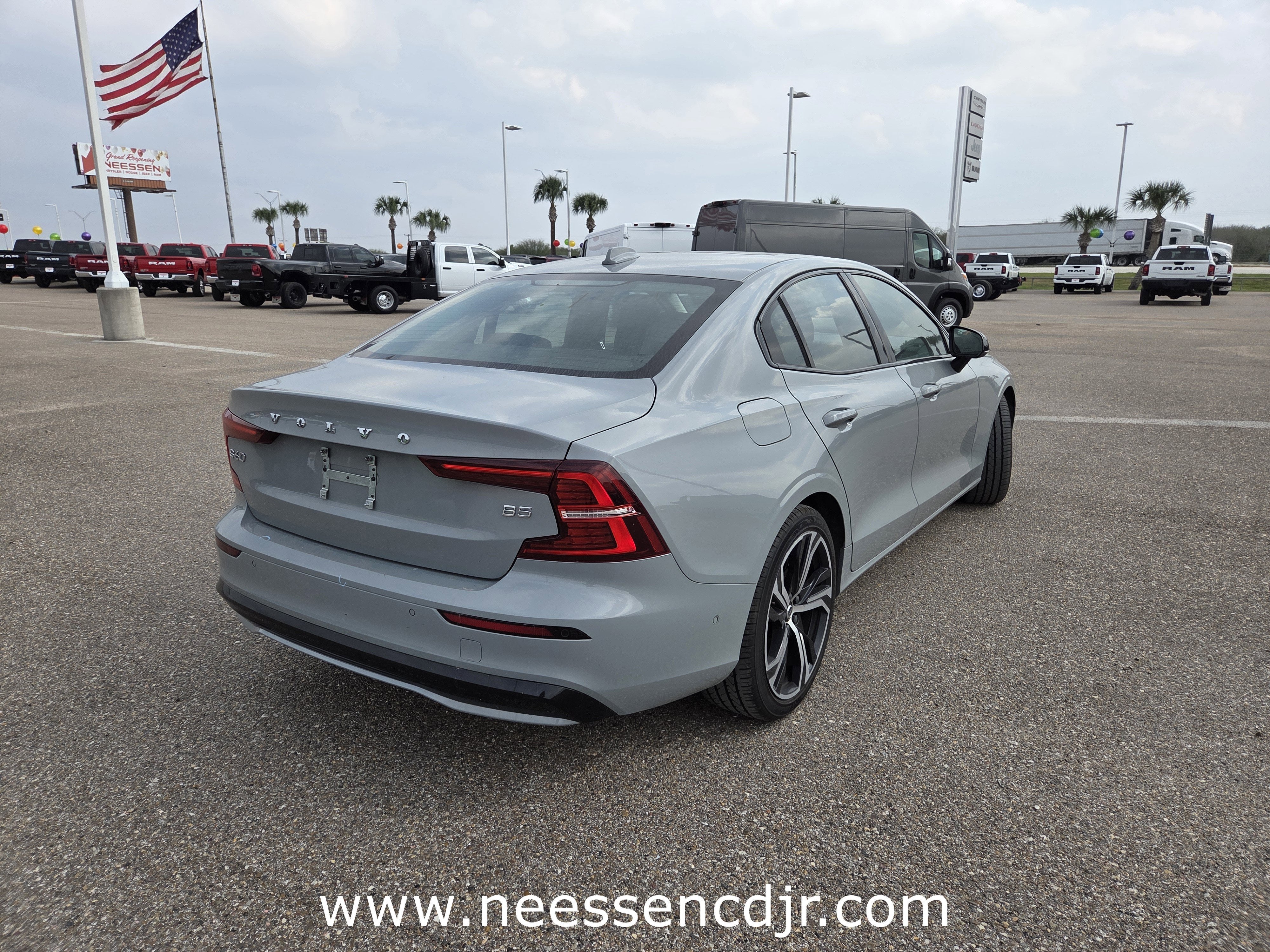 2024 Volvo S60 Plus Dark Theme