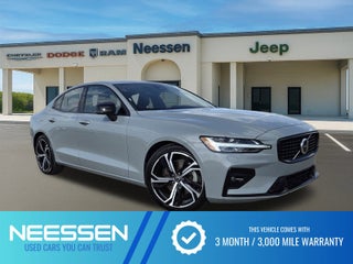 2024 Volvo S60 Plus Dark Theme