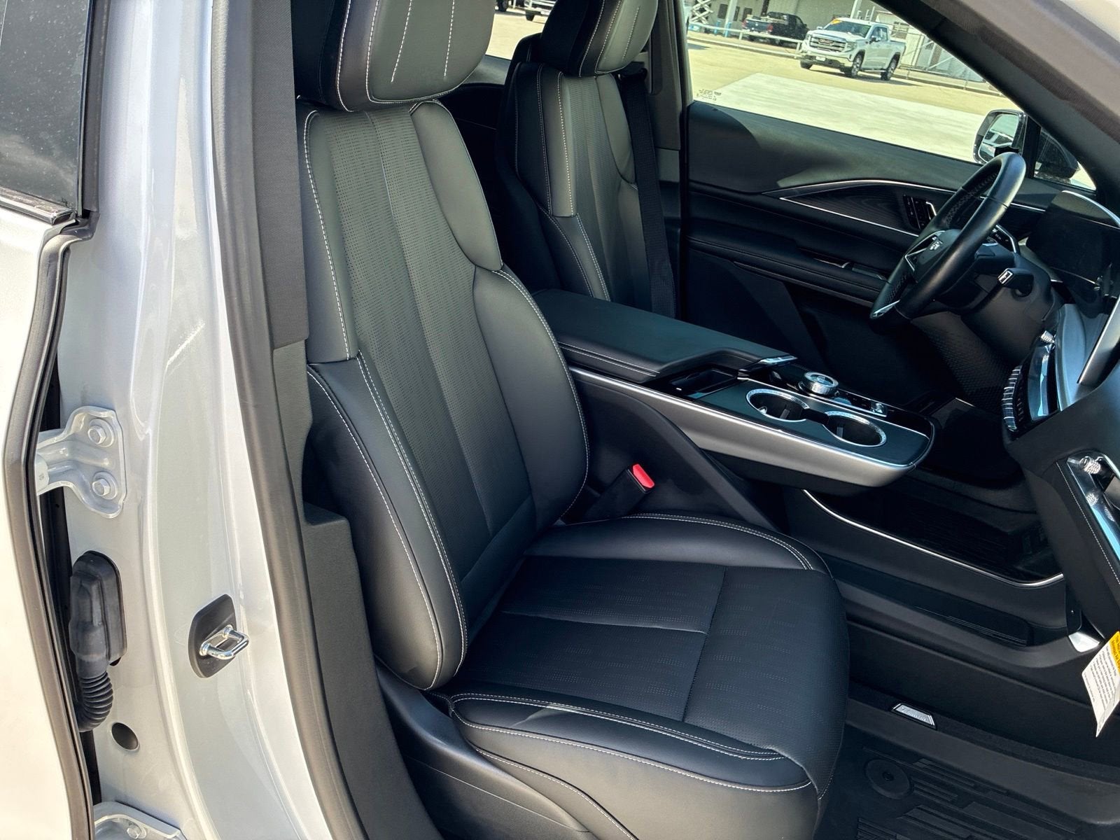 2024 Cadillac LYRIQ Luxury 1