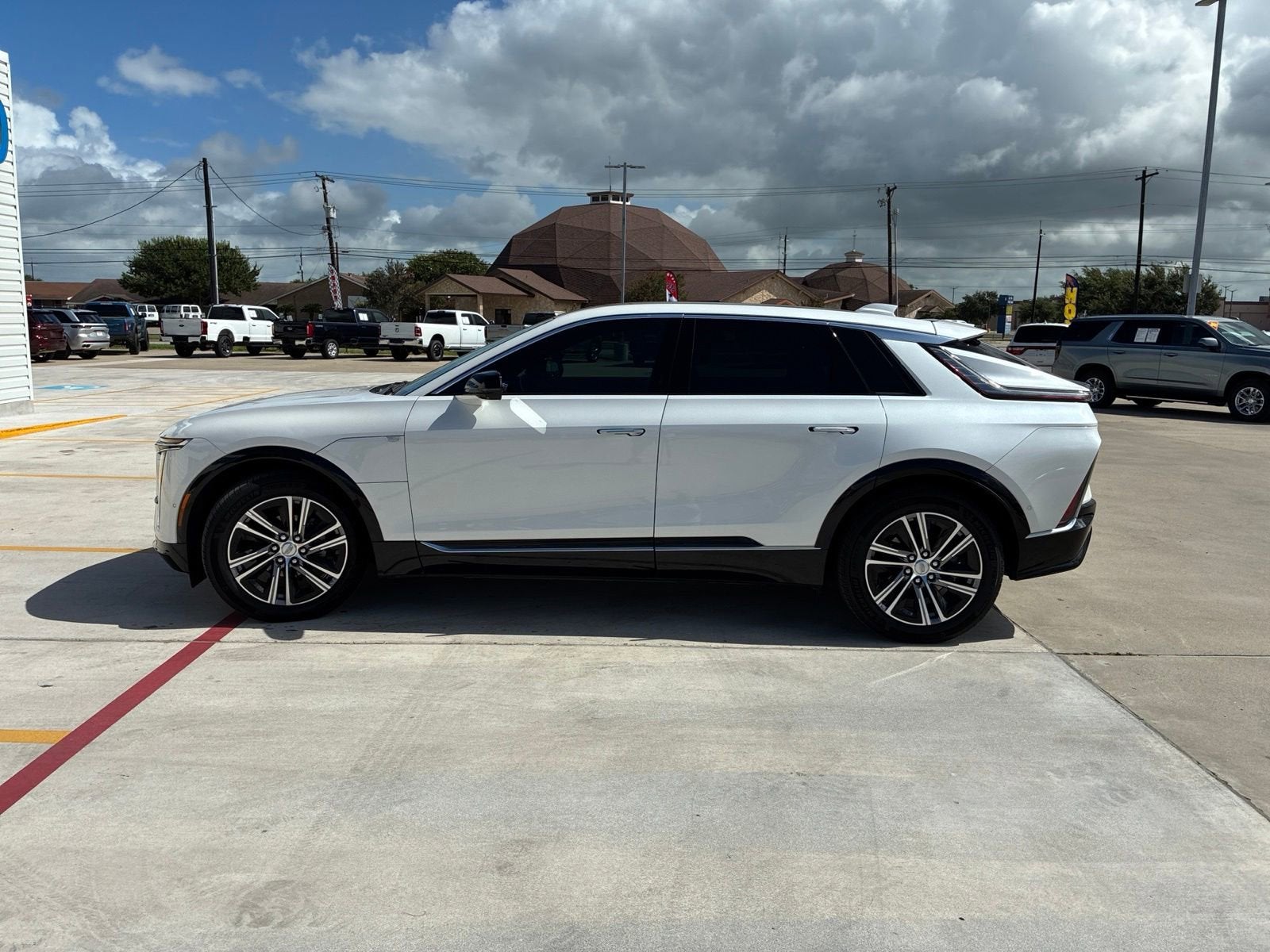 2024 Cadillac LYRIQ Luxury 1