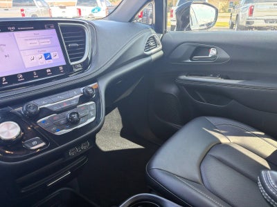 2025 Chrysler Pacifica Hybrid Select